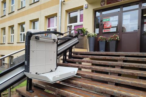 podnośnik dla osób z niepełnosprawnościami na schodach
