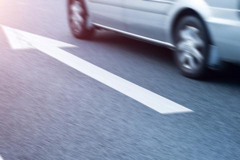 strzałka na jezdni i bok jadącego samochodu 
