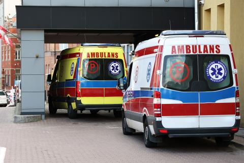 Dwie karetki stoją na podjeździe przed budynkiem